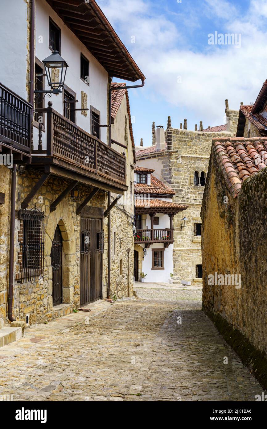 Vicolo stretto della città vecchia nel nord della Spagna con case in pietra. Santillana del Mar, Spagna. Foto Stock