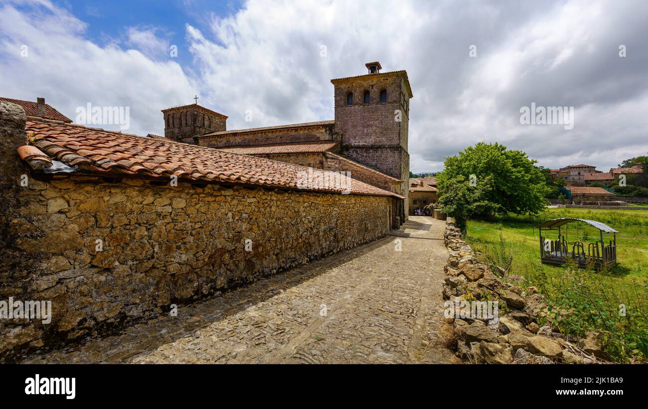 Vecchia chiesa di pietra in giorno nuvoloso e foto grandangolare. Santillana Foto Stock