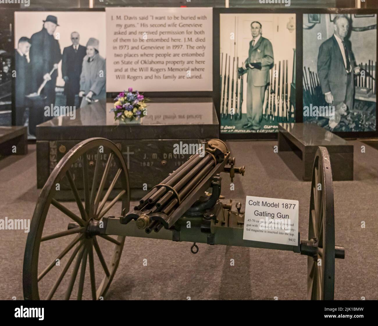 Claremore, Oklahoma - Un Colt Model 1877 Gattling Gun visualizzato accanto alla tomba di J.M. Davis al Davis Arms & Historical Museum. Davis, che raccolgono Foto Stock