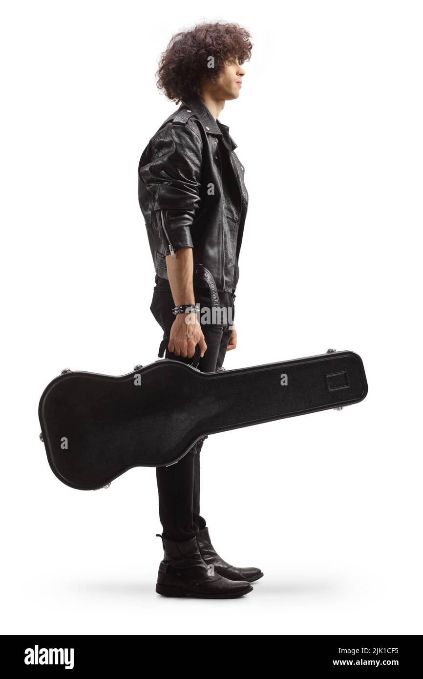 Il profilo completo è stato girato da un giovane musicista rock che tiene una chitarra in una custodia isolata su sfondo bianco Foto Stock