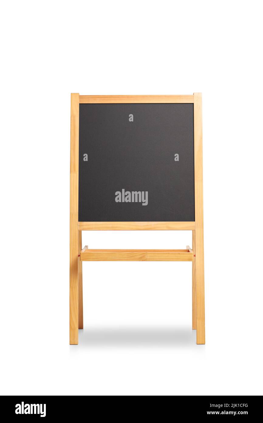 Studio girato di una lavagna con una cornice di legno su un supporto isolato su sfondo bianco Foto Stock