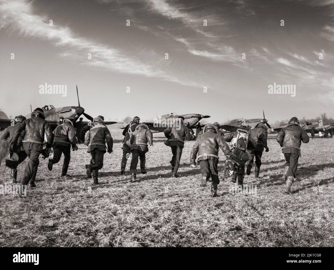 I piloti dello Squadron n. 87 corrono ai loro combattenti uragani per un mock 'scrambling' a Lille-Seclin, novembre 1939. L'uragano, un aereo da combattimento britannico a un solo posto del 1930s-40s, fu oscurato nella coscienza pubblica dal Supermarine Spitfire durante la battaglia della Gran Bretagna nel 1940, ma l'uragano infligse il 60% delle perdite subite dalla Luftfaffe nell'impegno, E combattuto in tutti i teatri principali della seconda guerra mondiale Foto Stock