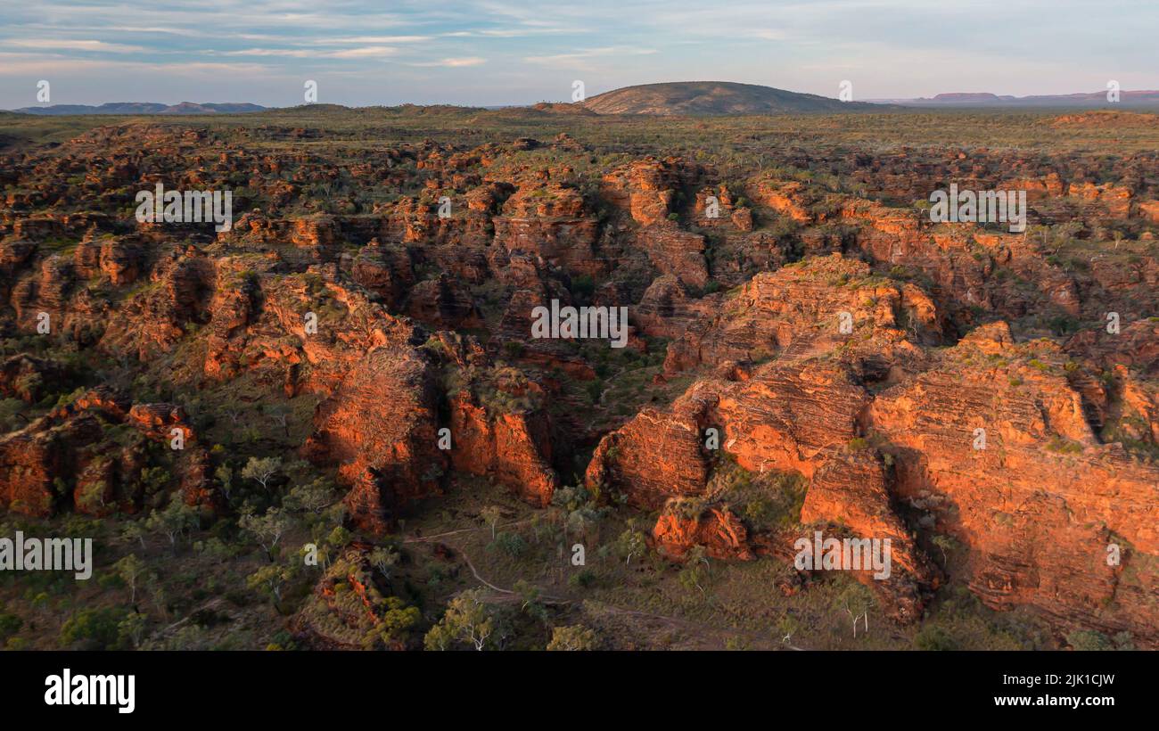 Push in versione di video Aerial di Hidden Valley, Mirima National Park, Kununurra, Australia Occidentale Foto Stock