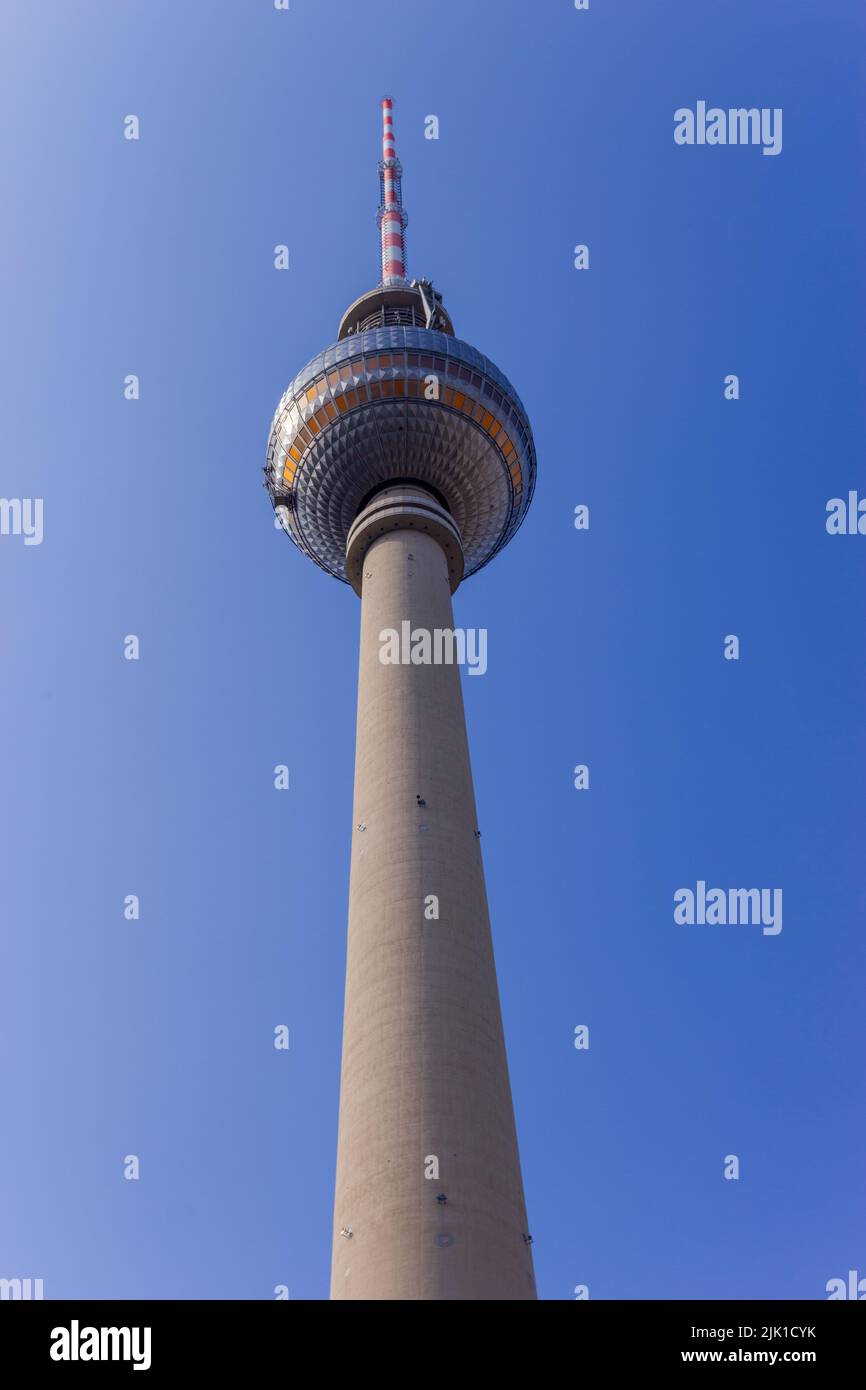 Berlino, Germania - 5 maggio 2022. Albero e sfera d'argento della torre televisiva Fernsehturm a Berlino. Foto Stock