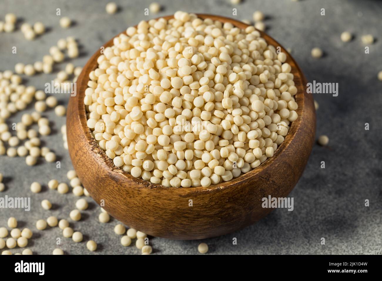 Materie organico secco il cous cous in una ciotola Foto Stock