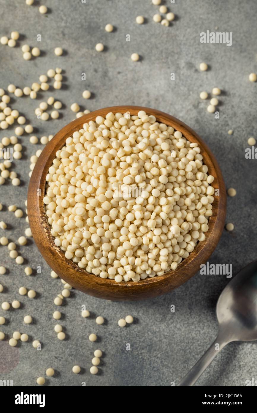 Materie organico secco il cous cous in una ciotola Foto Stock