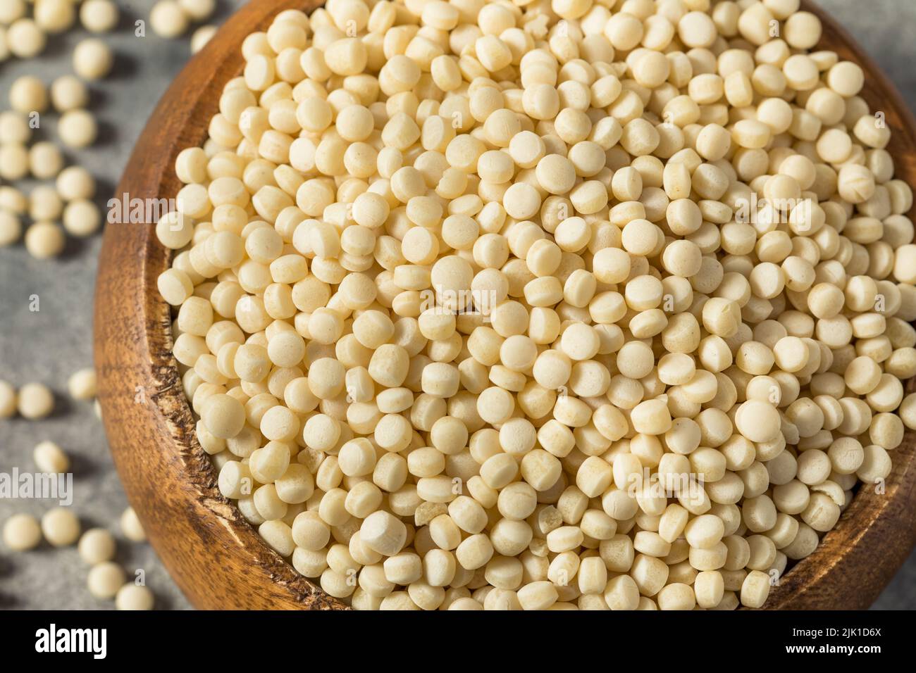 Materie organico secco il cous cous in una ciotola Foto Stock