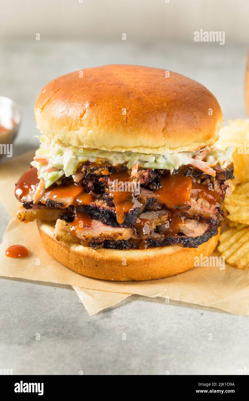 Sandwich Brisket tritato in casa con salsa barbecue e patatine Foto Stock