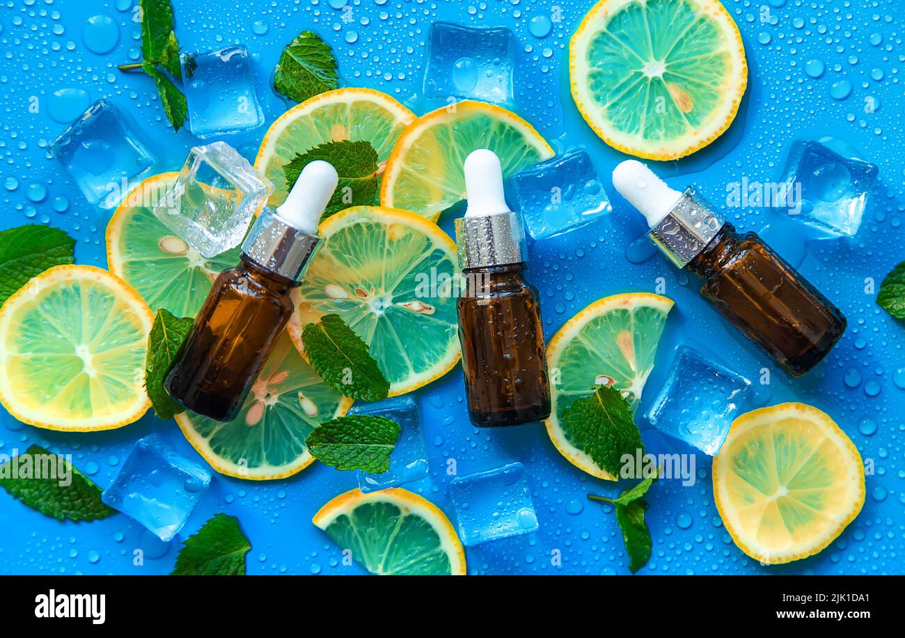 Olio essenziale di menta piperita con cubetti di ghiaccio e limone. Messa a fuoco selettiva. Natura. Foto Stock