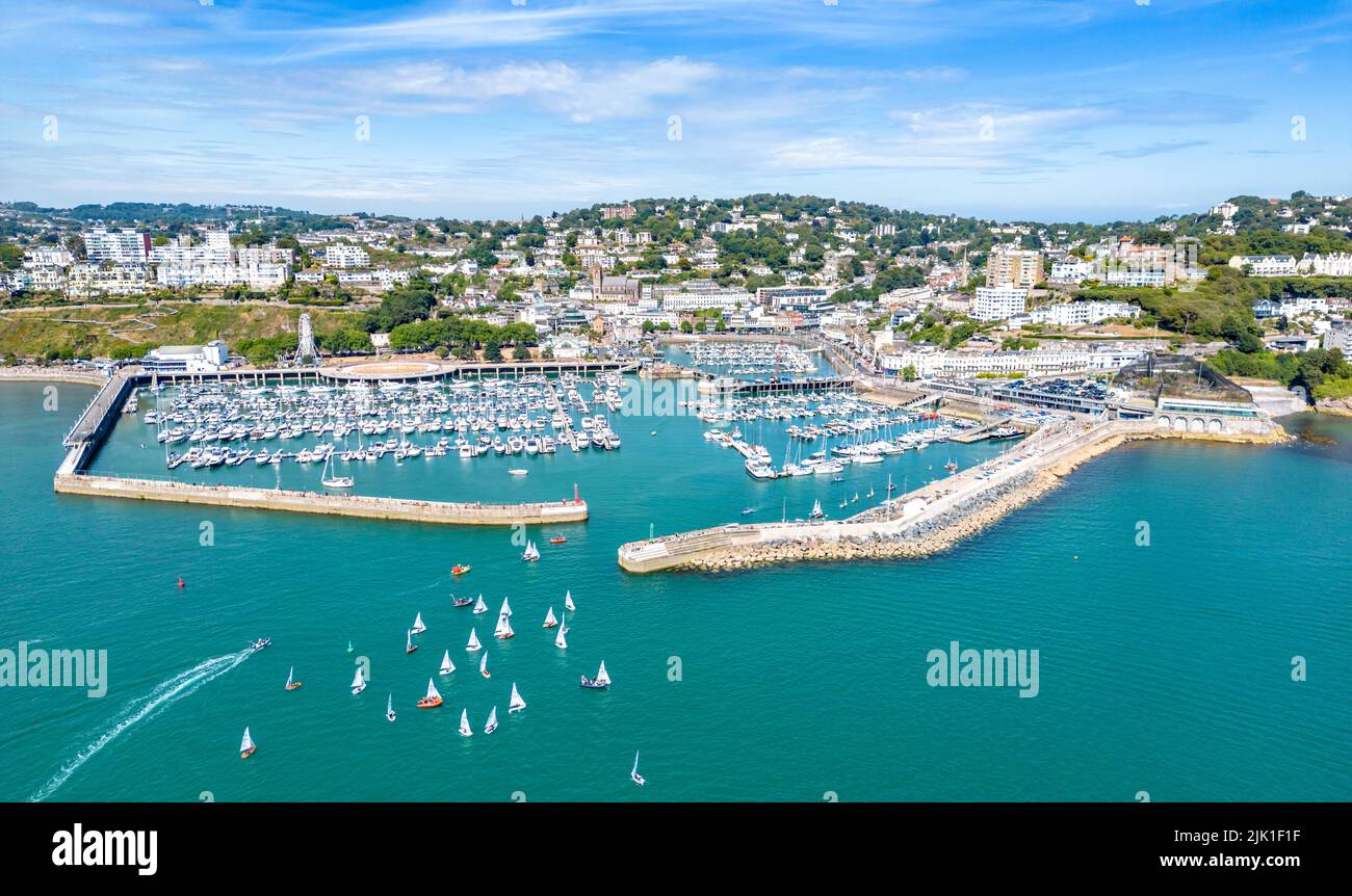 Torbay, Regno Unito. 29th luglio 2022. Un sacco di piccole barche a vela fuori dal porto di Torquay in una giornata di sole nel mese di luglio. Credit: Thomas Faull/Alamy Live News Foto Stock