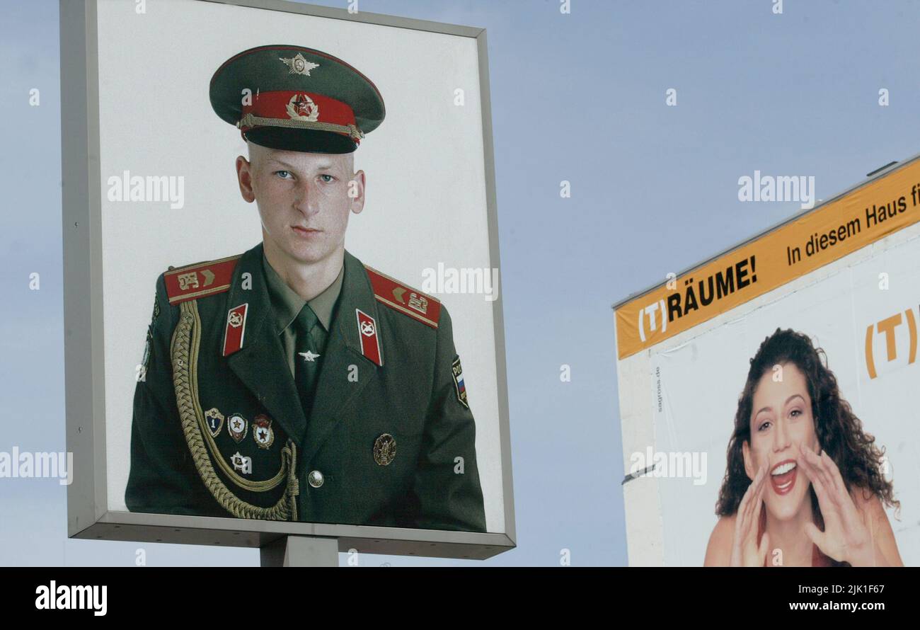Checkpoint Charlie, Berlino, uno dei più famosi valichi di frontiera tra Berlino Est e Ovest tra il 1945 e il 1990. Il Checkpoint Charlie (o "Checkpoint C") era il nome dato dagli Alleati occidentali al punto di attraversamento del Muro di Berlino più noto tra Berlino Est e Berlino Ovest durante la Guerra fredda (1947-1991). Foto Stock