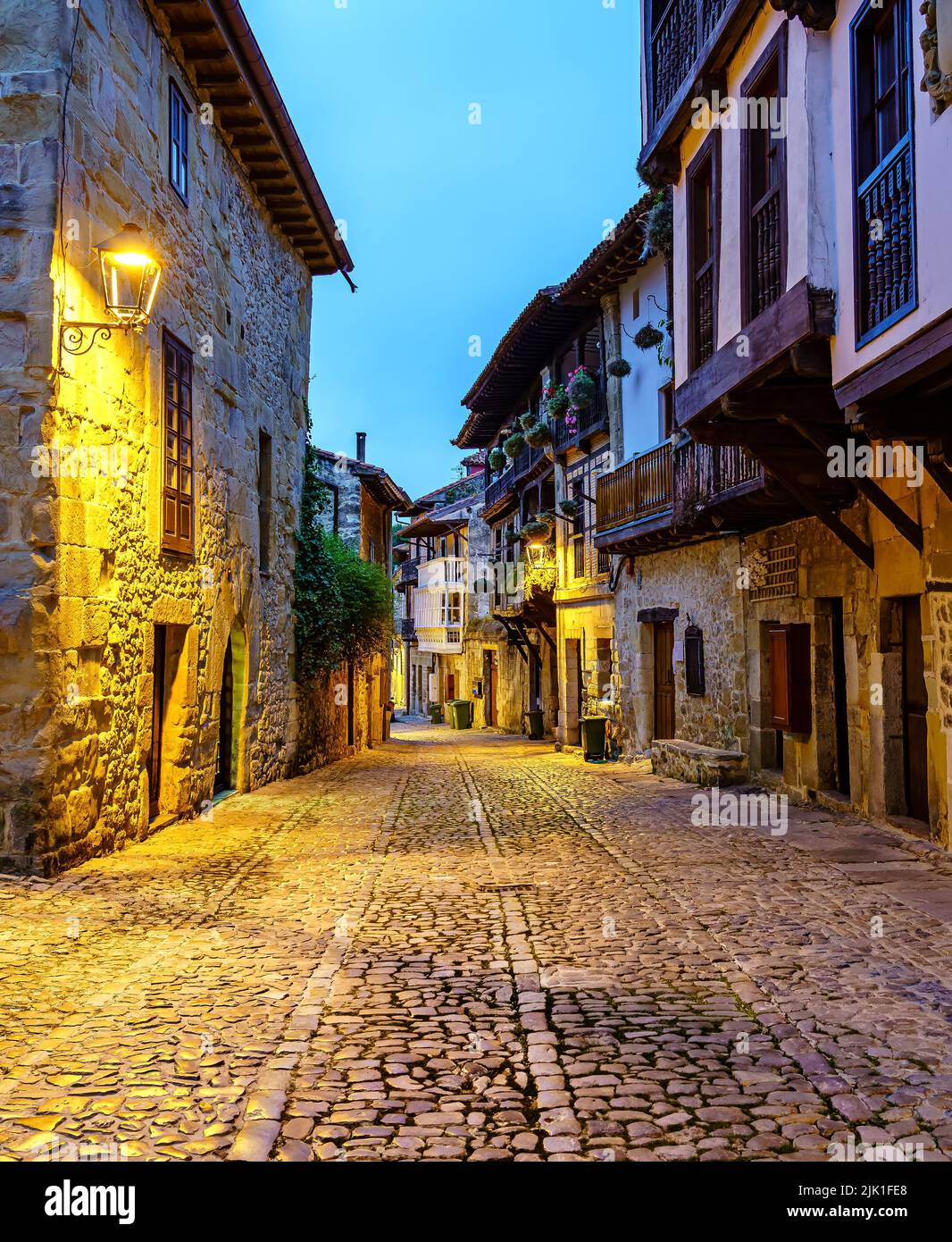 Vicolo in pietra della città vecchia con strade acciottolate. Santillana del Mar. Foto Stock