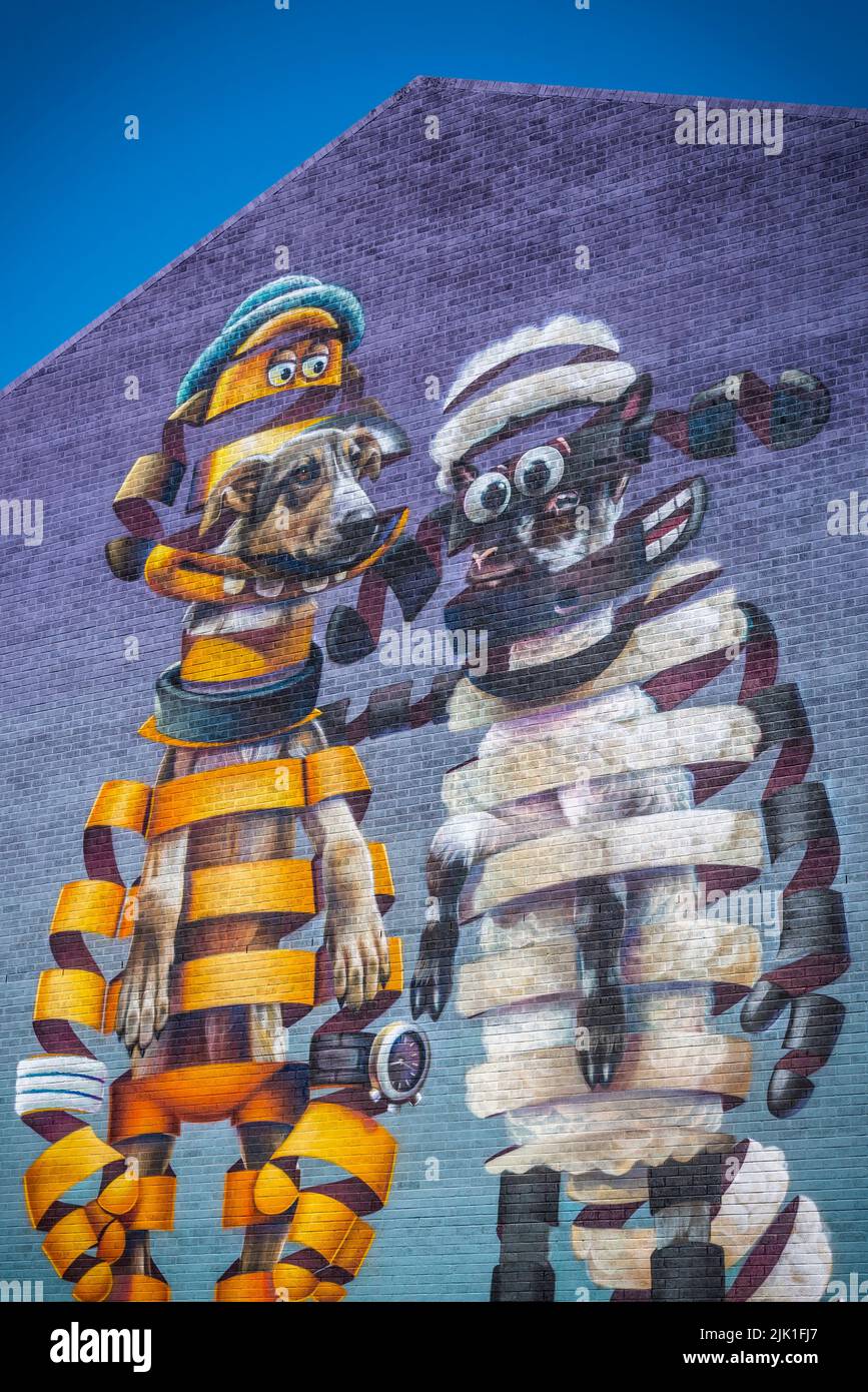 Un murale graffiti di Shaun la pecora e un Minion. Foto Stock