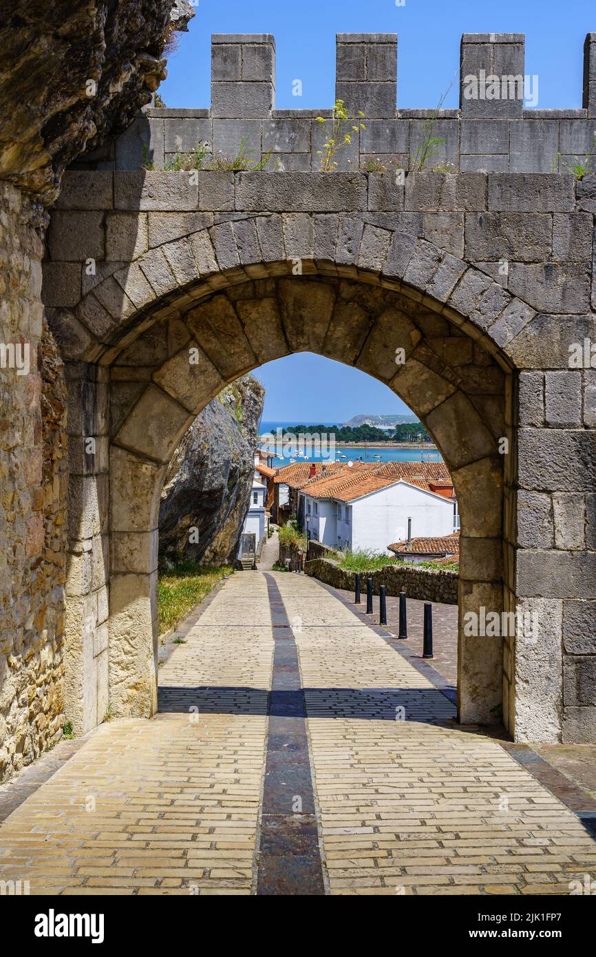 Porta di accesso ad arco al castello medievale. San Vicente de la Barquera. Foto Stock