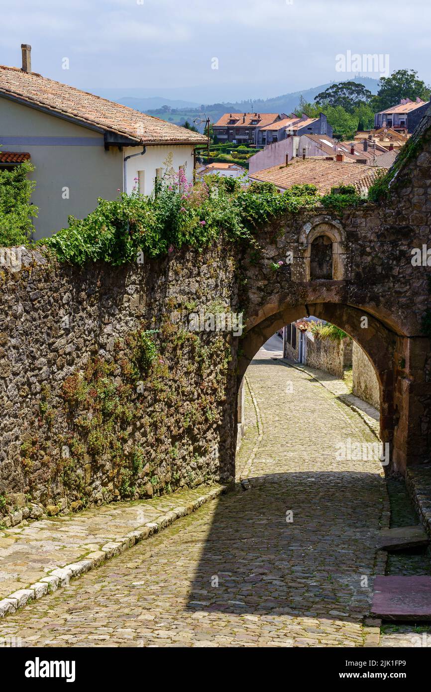 Porta d'accesso ad arco per le strade stellari della città vecchia. San Vicente de la Barquera. Foto Stock