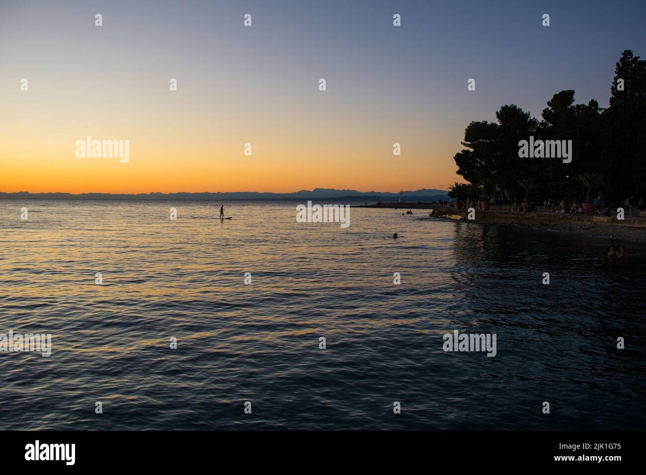 Al tramonto, sulla spiaggia di Plaza Izola, sulla costa adriatica della Slovenia Foto Stock