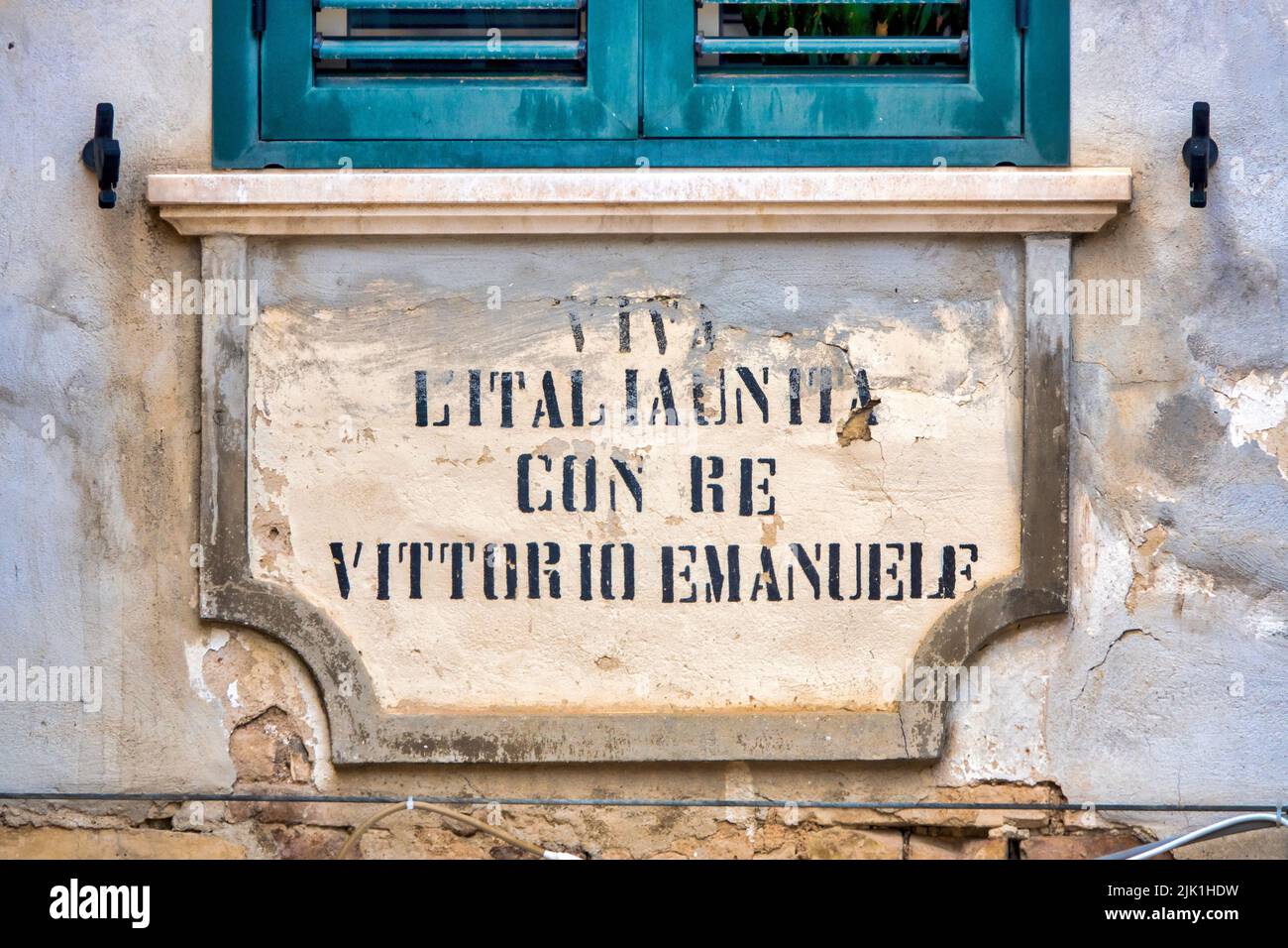 Iscrizione commemorativa dell'unificazione d'Italia su porta Castello, Loreto Aprutino, Italia Foto Stock