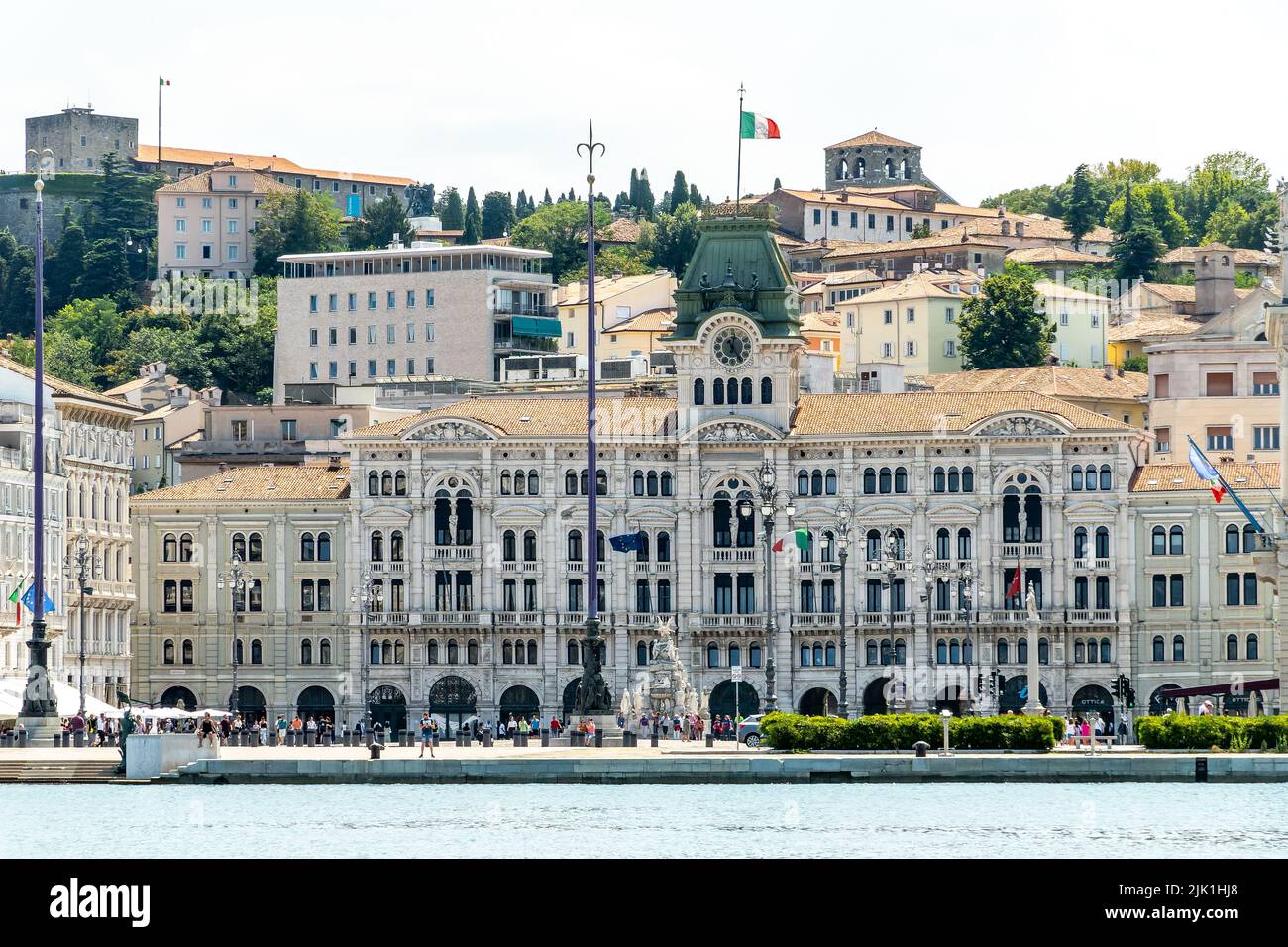 Trieste, 17 luglio 2022. Piazza Unità d'Italia, la piazza centrale di Trieste, guidata dall'edificio comunale visto da una barca nel Mare Adriatico Foto Stock