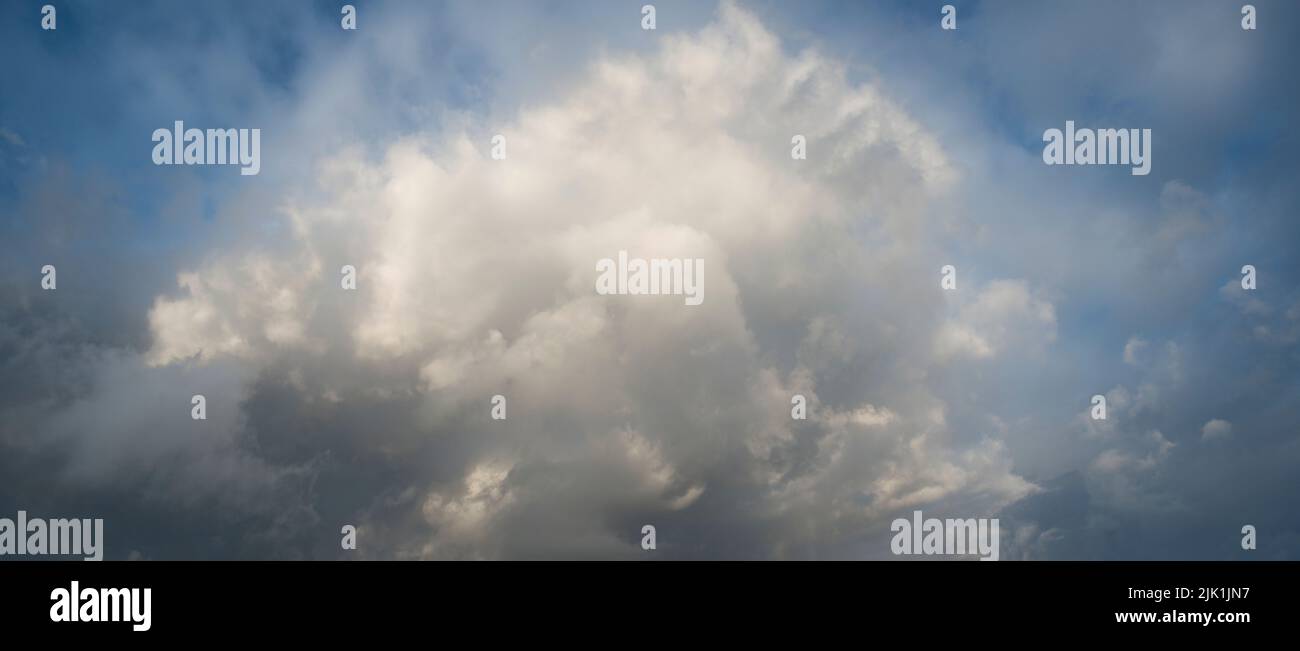 Grande formazione di nuvole grigie e bianche che si radunano su Londra, Inghilterra Foto Stock