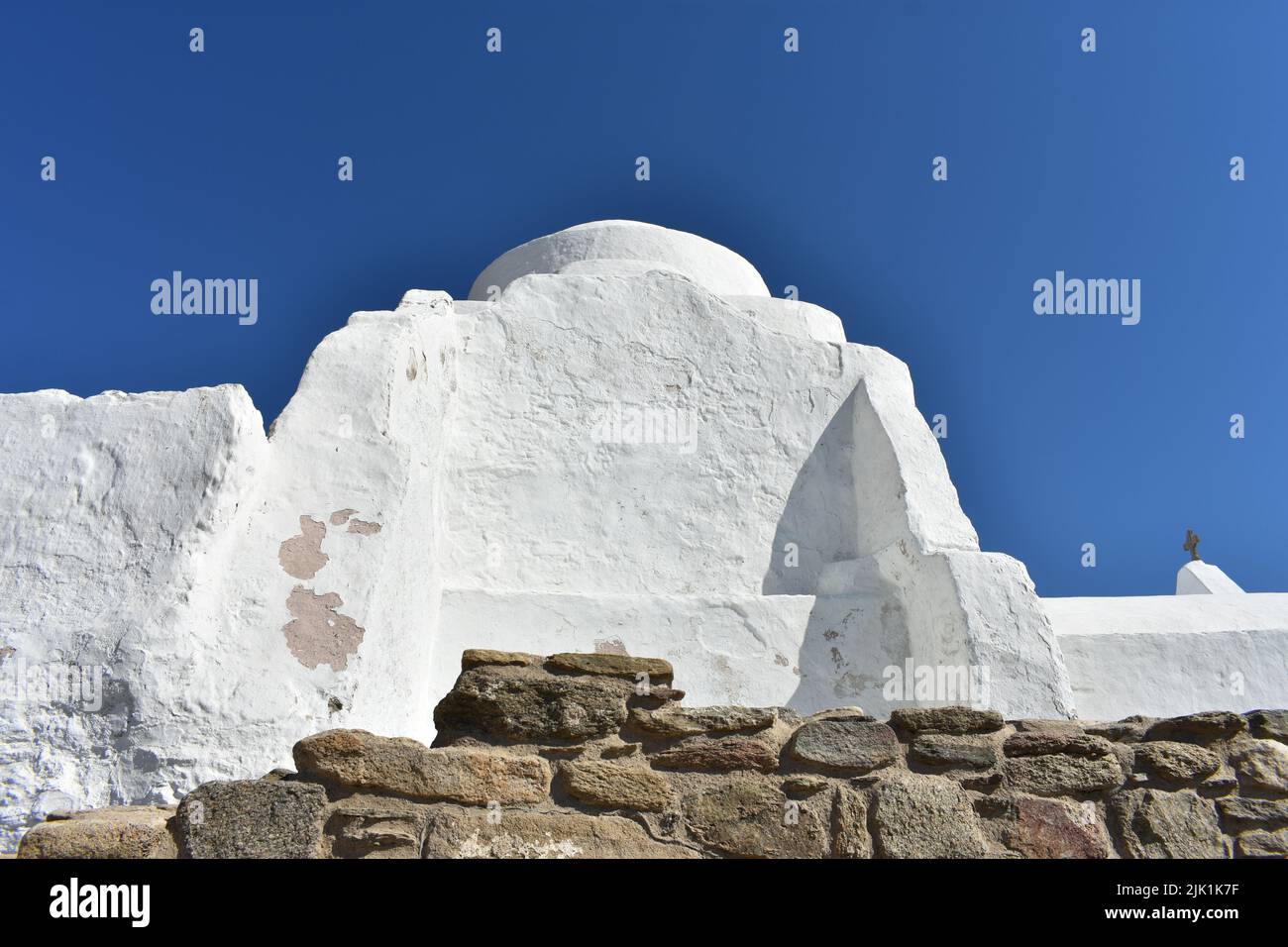 Chiesa bianca di Panagia Paraportiani si trova nel quartiere di Kastro, nella città di Chora Mykonos , sull'isola greca di Mykonos. Foto Stock