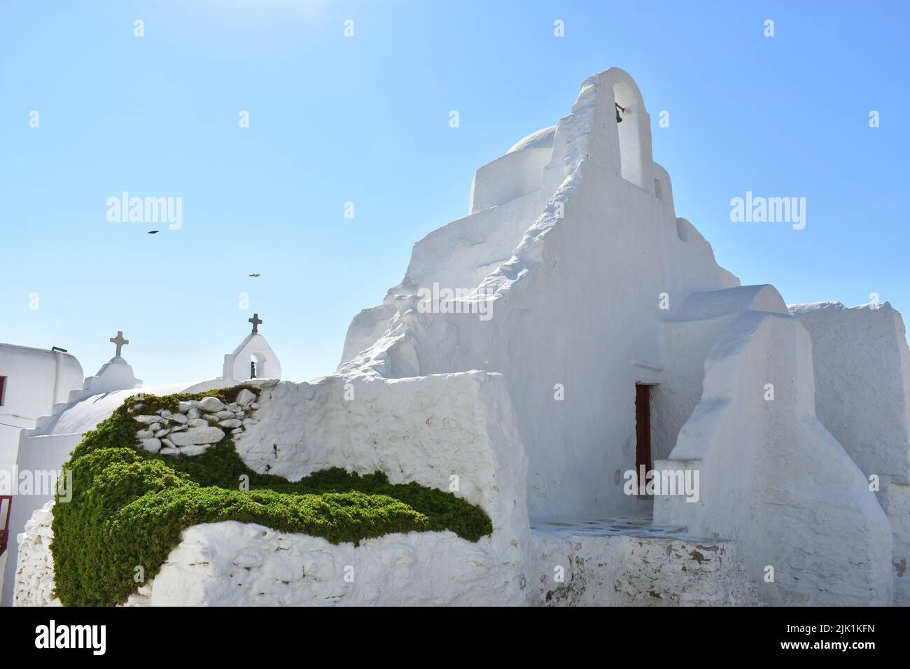 Chiesa bianca di Panagia Paraportiani si trova nel quartiere di Kastro, nella città di Chora, sull'isola greca di Mykonos. Foto Stock