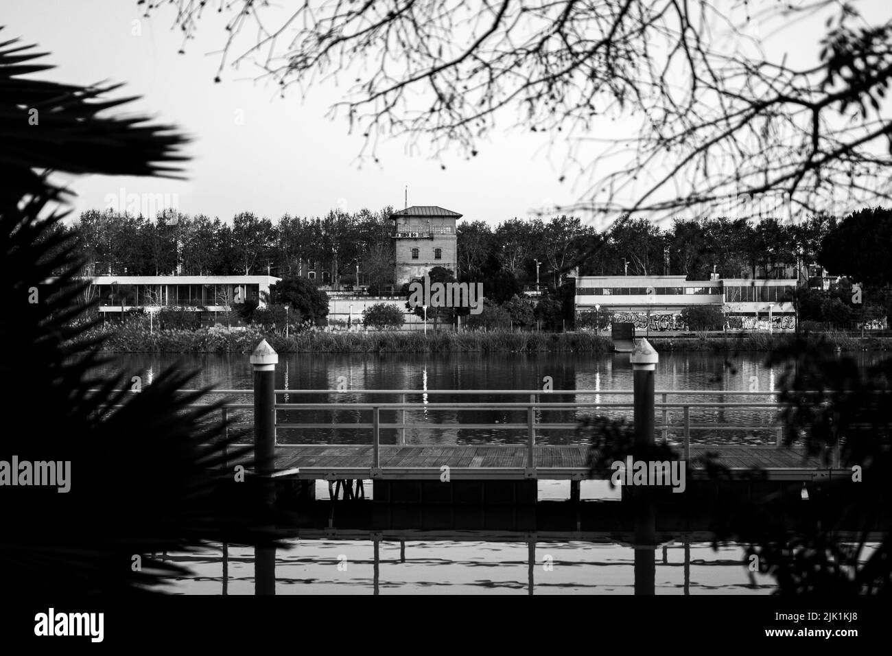 Una vista ad angolo basso di antichi edifici vicino al fiume in bianco e nero Foto Stock