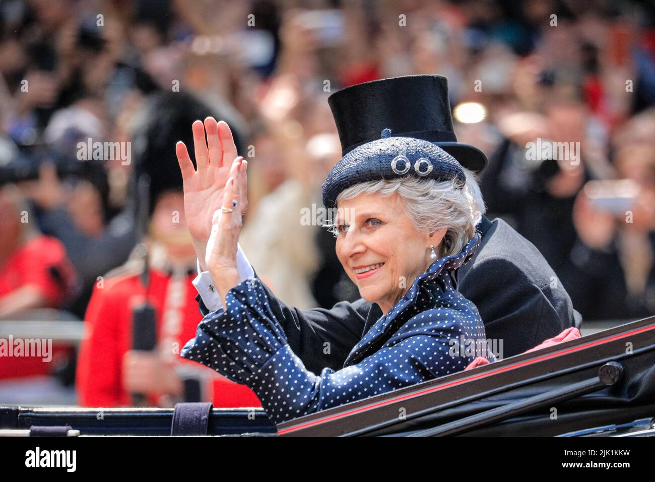 Brigitte, la duchessa di Gloucester, onde dalla carrozza, Platinum Jubilee Trooping the Color Parade, Londra, Regno Unito Foto Stock