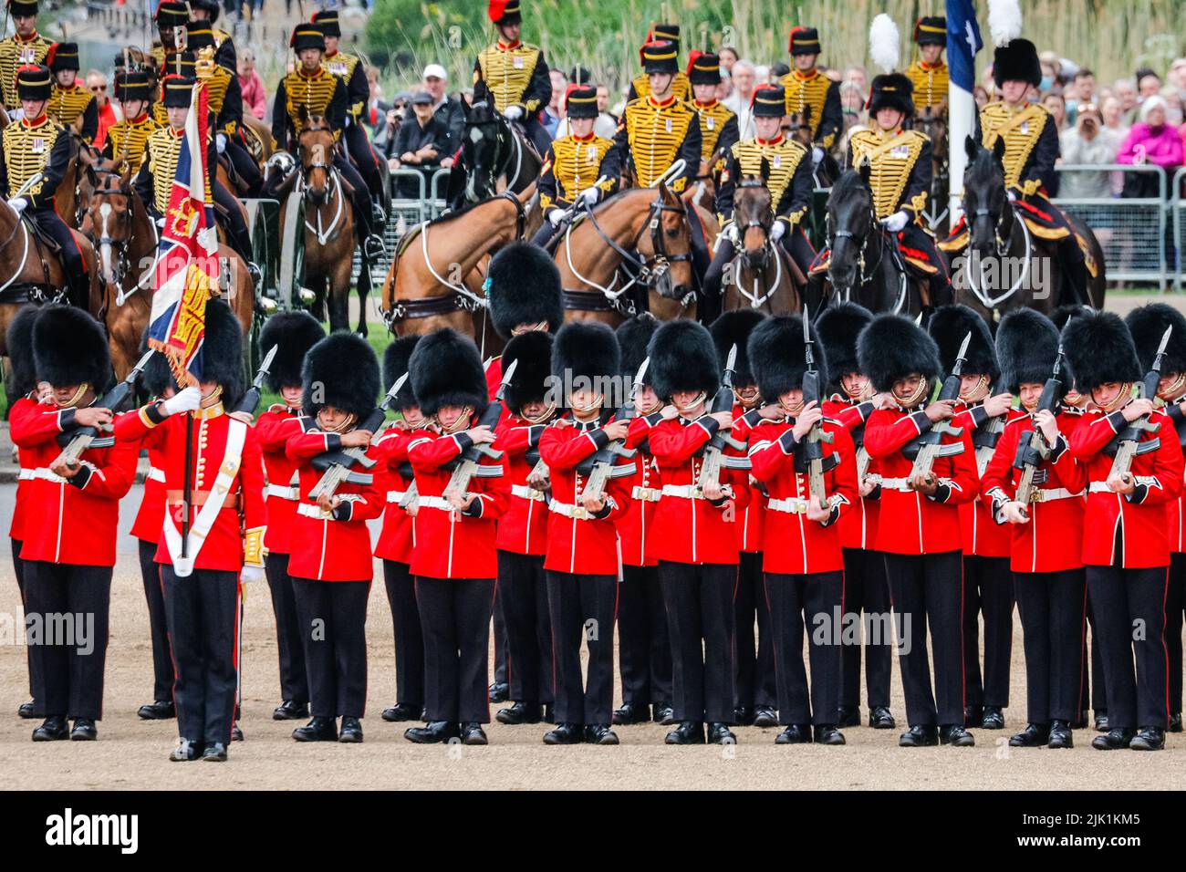 Londra, Regno Unito, 28th maggio 2022. The Colonel's Review, Trooping the Color recensito da sua altezza reale Principe William, il duca di Cambridge. Prendendo par Foto Stock