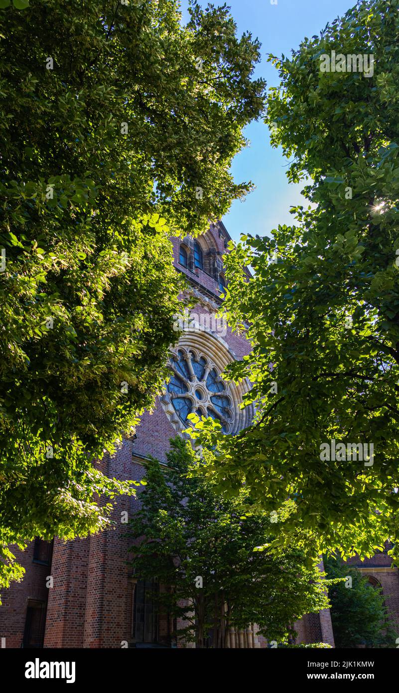 Monaco di Baviera, Germania - 6 luglio 2022: Il birrificio reale di Monaco, il Münchener Hofbräuhaus am Platzl. Imperdibile per i turisti. La bandiera bavarese e il logo HB Foto Stock