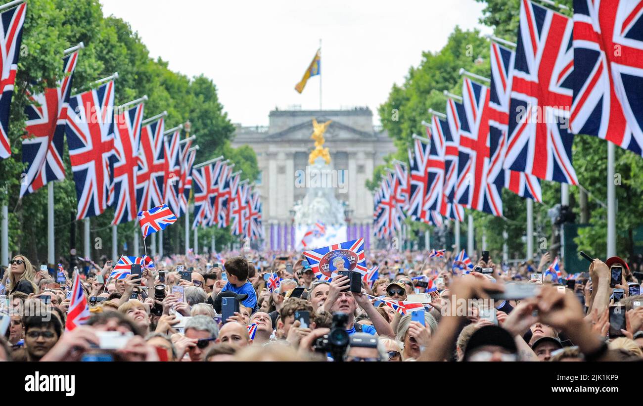 Folle di persone con bandiere Union Jack sul Mall dopo il Platinum Jubilee Trooping the Color Parade a Londra, Inghilterra, Regno Unito Foto Stock