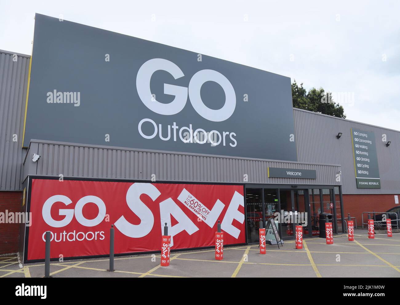 STOCKPORT, INGHILTERRA, 15 LUGLIO 2022: Vista esterna di un negozio 'Go Outdoors' a Cheadle Heath Stockport. Go Outdoor afferma di essere il più grande Outdoor del Regno Unito Foto Stock