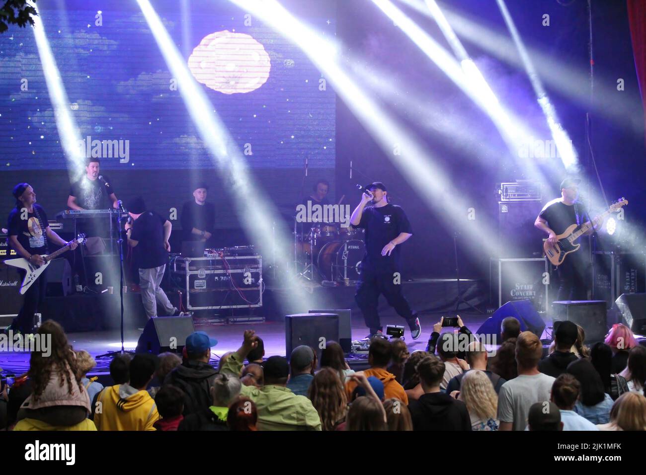 La performance della band è stata vista sul palco nel Summer Theatre 'Gorsad'. TNMK o Tanok na Maidani Kongo letteralmente "Dance at the Congo Square" - è il gruppo hip-hop ucraino di maggior successo. Foto Stock