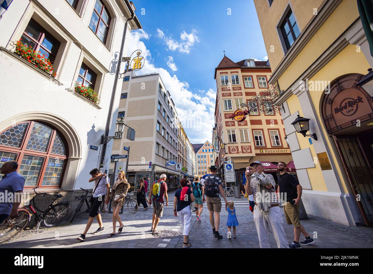 Monaco di Baviera, Germania - 6 luglio 2022: Vista sulla strada verso Platzl, vicolo tra Hofbräuhaus e Hard Rock Cafe. I turisti scattano foto della famosa Beer Hall. Foto Stock