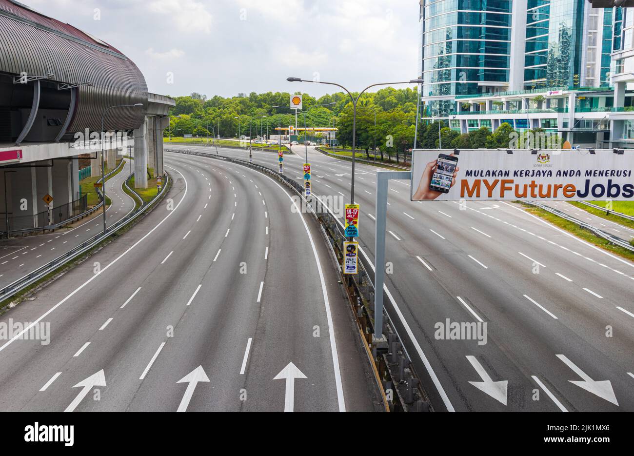 Subang, Malesia - 23 luglio 2022: Autostrada federale alla stazione ferroviaria di Subang Jaya. Insolita autostrada vuota. L'ingorgo normale svanì con e lungo Foto Stock