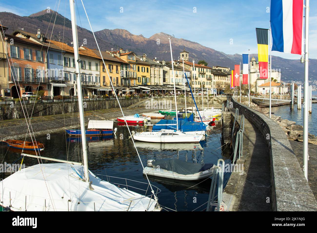 Cannobio. ITALIA. Argine di Cannobio sul lago maggiore nel pomeriggio d'inverno Foto Stock