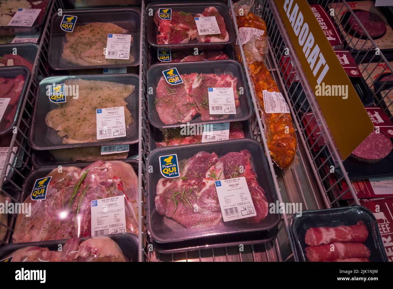 Fossano, Italia - 29 luglio 2022: Bistecche condite pronte da cucinare in vassoi di plastica in banco refrigerato presso il supermercato Eurospin. Tex: prep Foto Stock