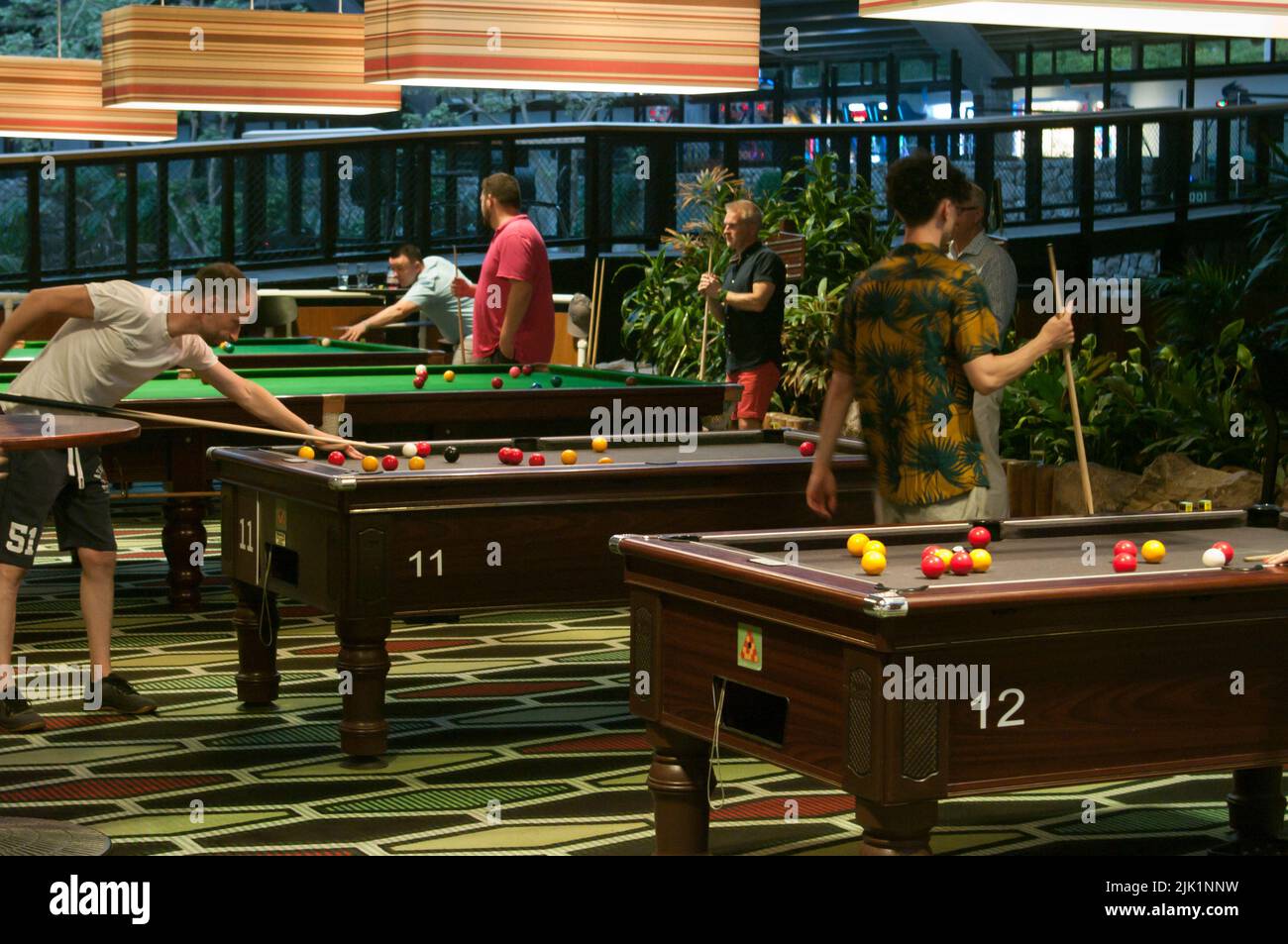 Persone che giocano a biliardo all'interno di un Pool Hall Center Parcs Longleat UK Foto Stock