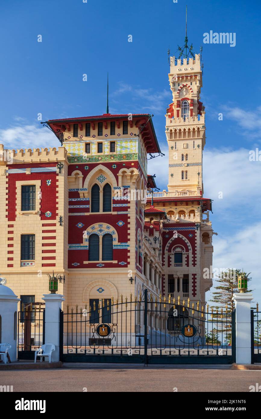 Esterno del palazzo di Montazah in una giornata di sole, foto verticale. Alessandria, Egitto Foto Stock