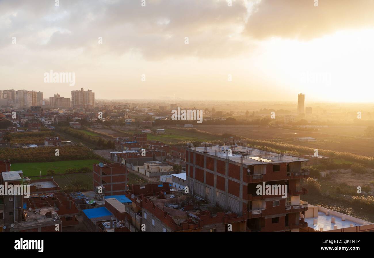 Veduta aerea della periferia di Alessandria, Egitto. Case viventi su un'alba Foto Stock