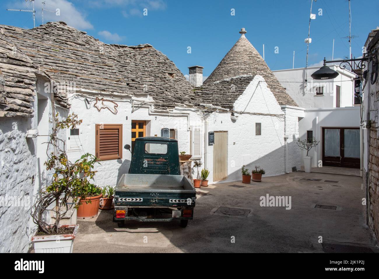 Case residenziali iconiche nel quartiere storico di Trulli ad Alberobello, Italia Foto Stock