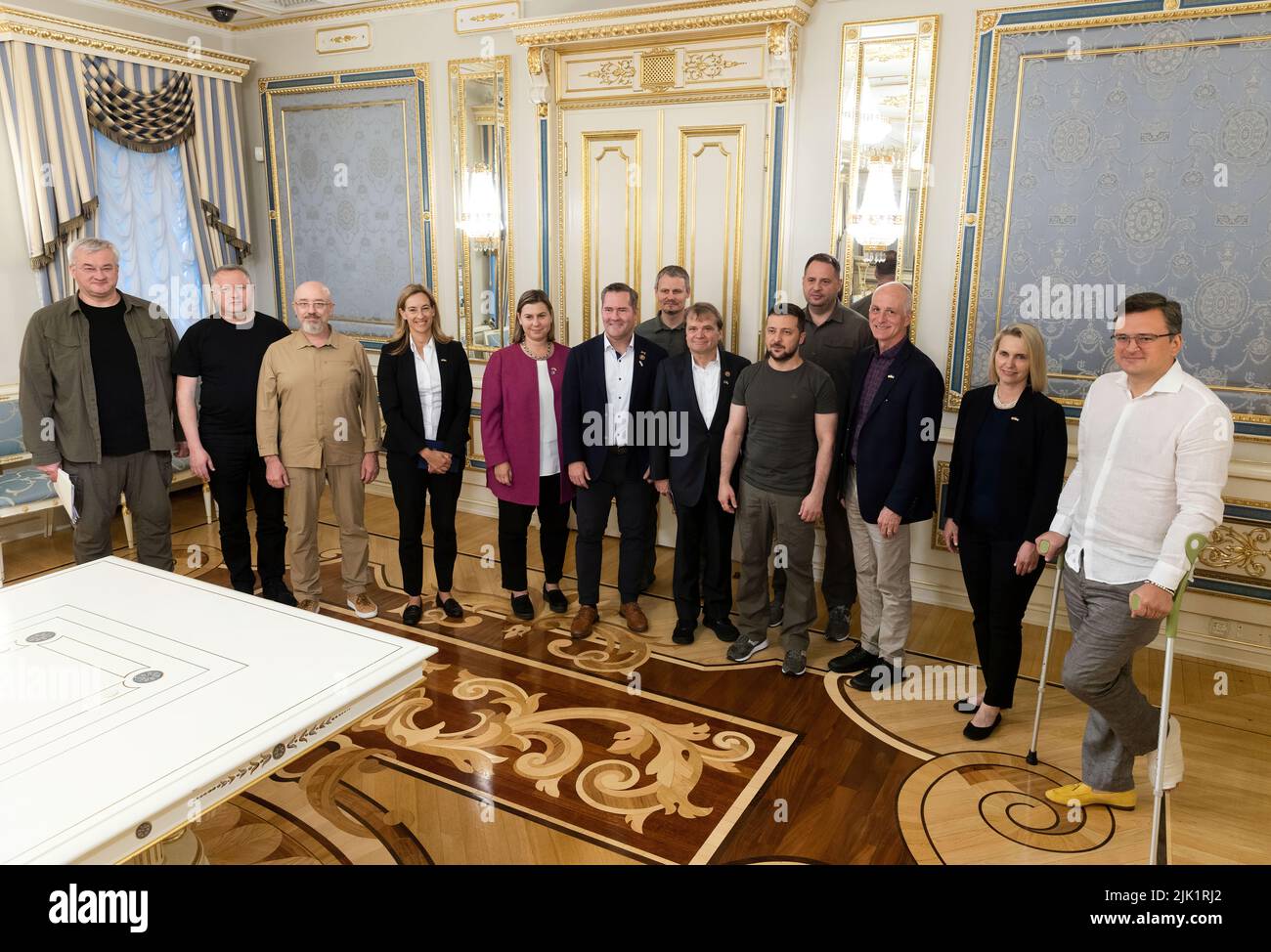 Il Presidente dell'Ucraina Volodymyr Zelenskyy ha tenuto un incontro con la delegazione della Camera dei rappresentanti degli Stati Uniti d'America guidata dal Presidente del Comitato per i servizi Armed della Camera Adam Smith. Il capo dello Stato ucraino ha sottolineato l'importanza di questa visita, che è un forte segnale di sostegno all'Ucraina, alla sua sovranità e integrità territoriale. "Apprezziamo l'aiuto degli Stati Uniti nella difesa del nostro territorio, della nostra terra e del popolo ucraino. Vorrei ringraziare il Presidente Biden e il Congresso degli Stati Uniti, dove abbiamo un importante sostegno bicamerale e bipartisan. Foto Stock