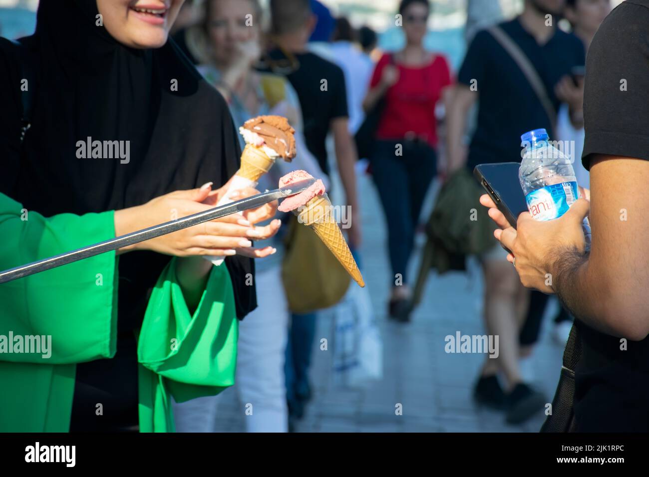 Istanbul, Turchia - 24 giugno 2022 : il venditore turco di gelati scherza e i clienti che si divertono. Vendita tradizionale di gelati turchi. Foto Stock