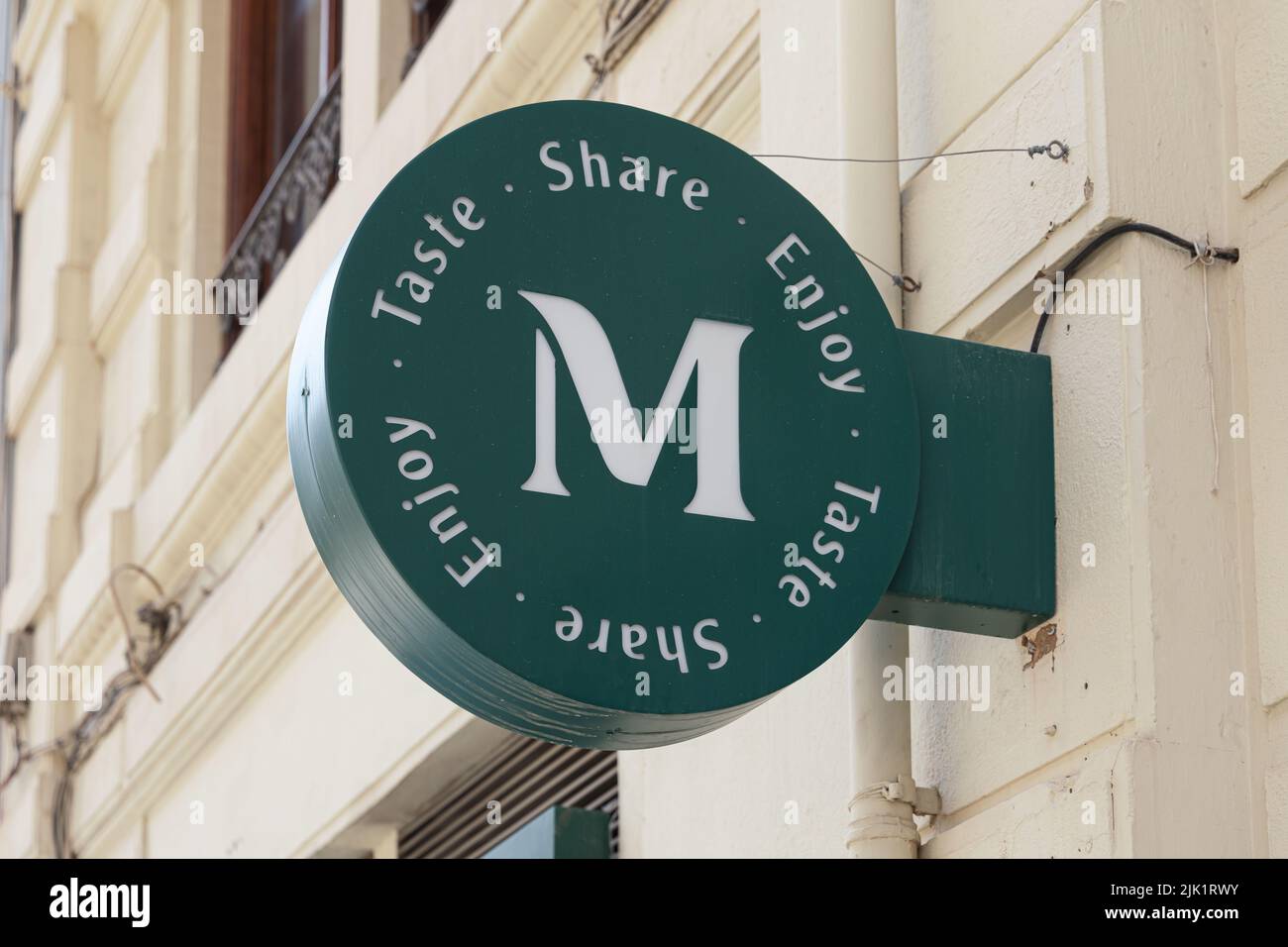VALENCIA, SPAGNA - 28 LUGLIO 2022: Manolo Bakeries è una catena spagnola di panifici e caffetterie Foto Stock