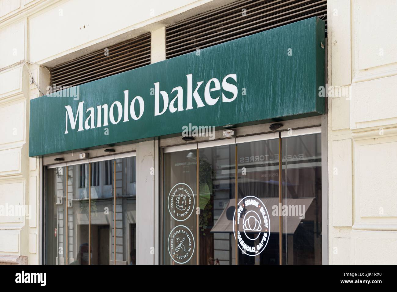 VALENCIA, SPAGNA - 28 LUGLIO 2022: Manolo Bakeries è una catena spagnola di panifici e caffetterie Foto Stock