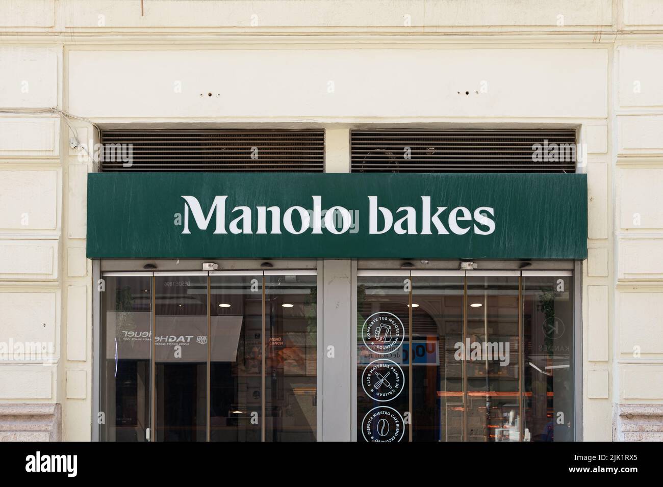 VALENCIA, SPAGNA - 28 LUGLIO 2022: Manolo Bakeries è una catena spagnola di panifici e caffetterie Foto Stock