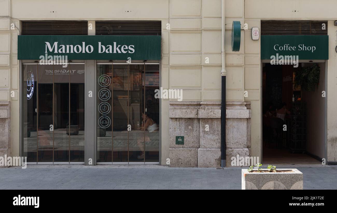 VALENCIA, SPAGNA - 28 LUGLIO 2022: Manolo Bakeries è una catena spagnola di panifici e caffetterie Foto Stock