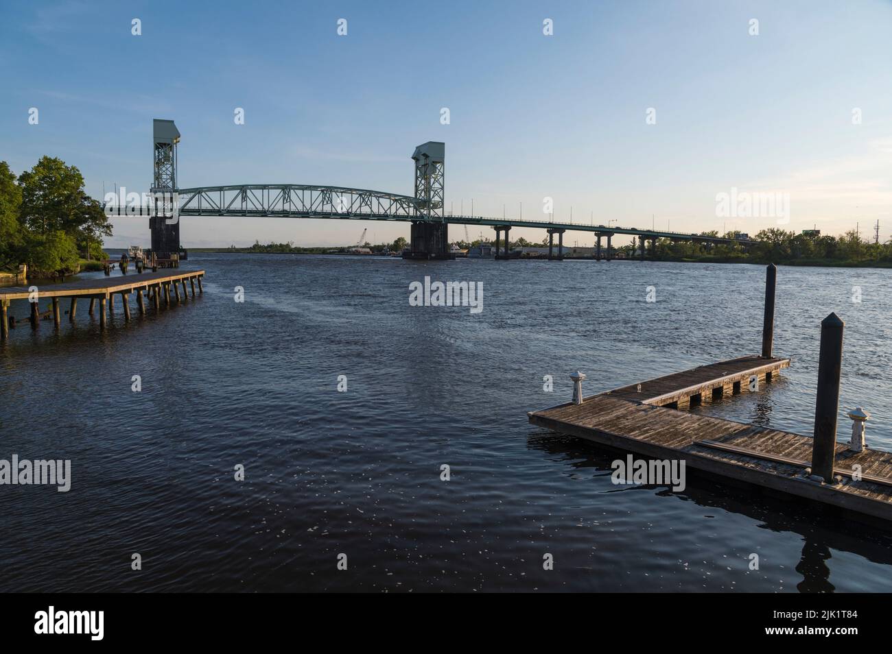Cape Fear Memorial Bridge e Downtown River Walk, Wilmington, North Carolina, Stati Uniti Foto Stock