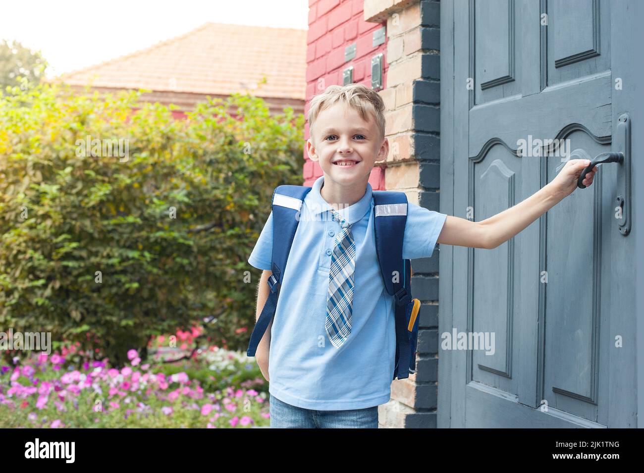 Prima livellatrice con uno zaino alla porta della scuola. La prima campana. Fine dell'anno scolastico. Fame di conoscenza. Arrivederci Bell. Primo giorno a scho Foto Stock