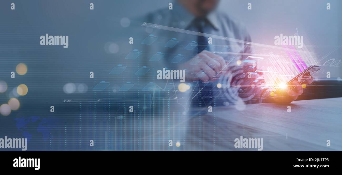 Uomo d'affari che utilizza lo smartphone per analizzare i dati di vendita e grafico della crescita economica, marketing digitale e mercato azionario.strategia e pianificazione aziendale. Foto Stock