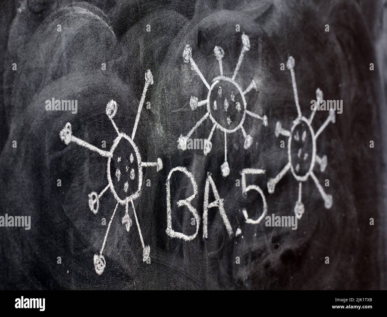 Variante del virus covid 19, omicron, BA. 5, dibujado en una pizarra con tiza Foto Stock